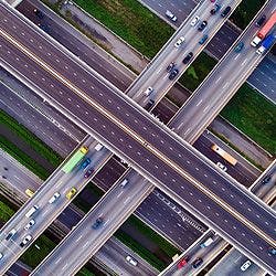 Vista aérea de intersección de carreteras con automóviles
